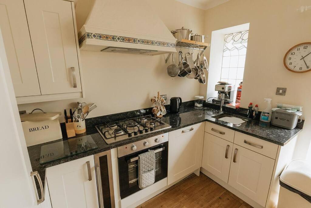 Fir Tree Cottage - Cosy 3 Bed Cottage In Penrhyn Bay With Beautiful Sea Views And Access To Snowdonia Rhôs-on-Sea Dış mekan fotoğraf